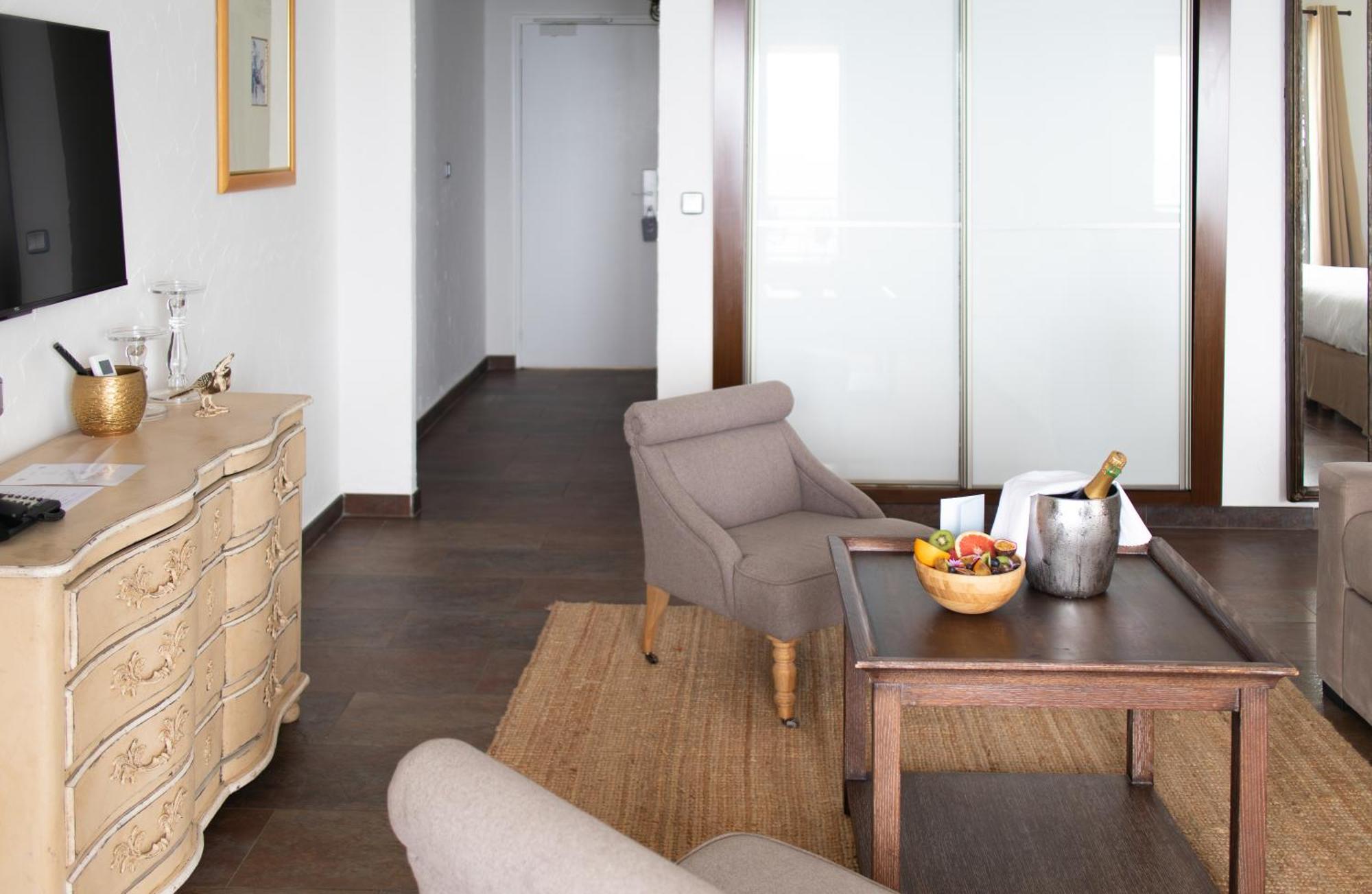 Surplage Hotel Cavaliere Le Lavandou Εξωτερικό φωτογραφία